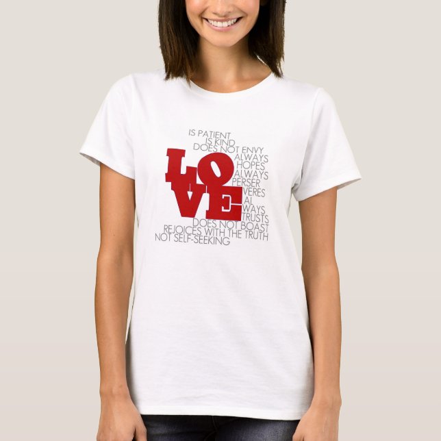 El amor nunca falla en la camiseta (Anverso)