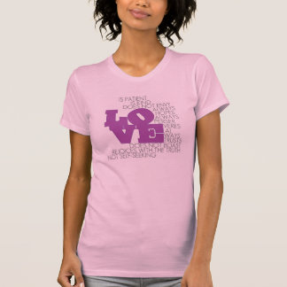 El amor nunca falla en la camiseta