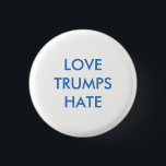 El amor priva al odio botón Pinback<br><div class="desc">Anti Donald Trump - el amor triunfa sobre el odio botón de 1/4 pulgadas</div>