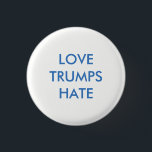 El amor priva al odio botón Pinback<br><div class="desc">Anti Donald Trump - el amor triunfa sobre el odio botón de 1/4 pulgadas</div>