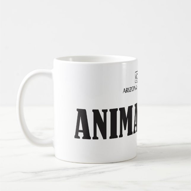 El animal captura la taza de Phoenix (Izquierda)
