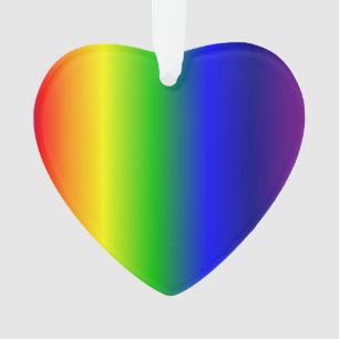 El arco iris colorea el ornamento del corazón de