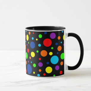 El arco iris oscuro mancha la taza