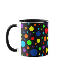 El arco iris oscuro mancha la taza