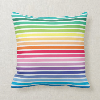 El arco iris raya la almohada del modelo