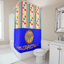 El arcoiris da una colorida cortina de ducha azul