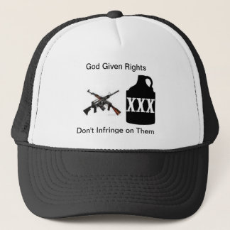 El arma endereza el gorra del camionero