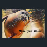 El arte pop de la vida salvaje de los precintos te<br><div class="desc">Este es un adorable retrato de vida salvaje de una súper linda foca nadando bajo el agua con burbujas y mirándote directo como si estuviera tratando de hacerte sonreír. Así que añadí las palabras: ¡Hizo sonreír! como una plantilla de texto que puede conservar o reemplazar con su propio texto para...</div>
