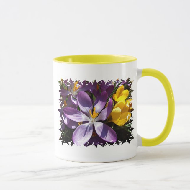 El azafrán colorea la taza de café (Derecha)