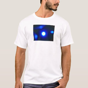 El "azul brilla intensamente" la camiseta blanca