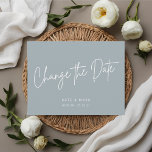 El azul mínimo moderno cambia la Invitación de fec<br><div class="desc">Posposición/cambio de la tarjeta postal de fecha diseñada por un boda diseñado por un personalizado,  con un diseño moderno de letras blancas en un fondo azul polvoriento.</div>