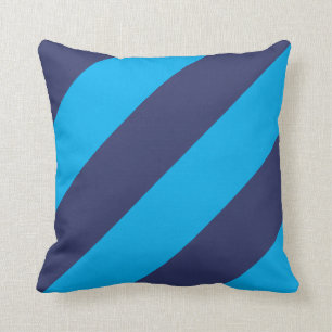 El azul y los azules marinos rayaron la almohada