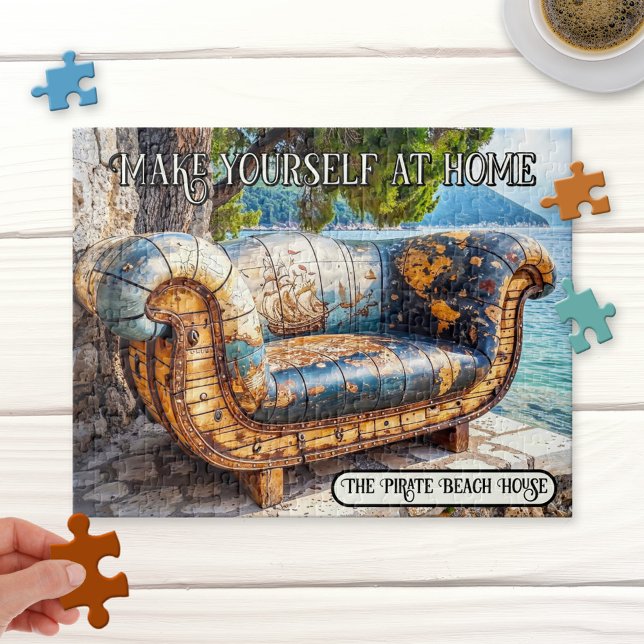 El banco pirata en el rompecabezas de la playa (Puzzle featuring a whimsical illustration of a retro artistic bench with a world map on the beach)
