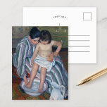 El baño del niño | Tarjeta postal Mary Cassatt<br><div class="desc">El baño infantil (1893) de la impresionista estadounidense Mary Cassatt. El arte original es una pintura al óleo sobre lienzo que representa un retrato de una madre dándole a su hijo pequeño un baño. Utilice las herramientas de diseño para agregar texto personalizado o personalizar la imagen.</div>