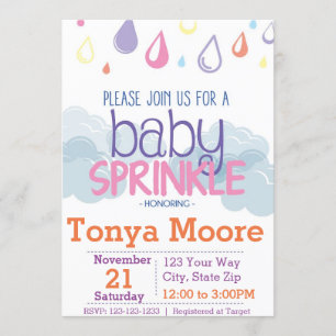 El bebé asperja la invitación de Baby Shower