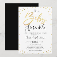 El bebé elegante asperja la invitación de la