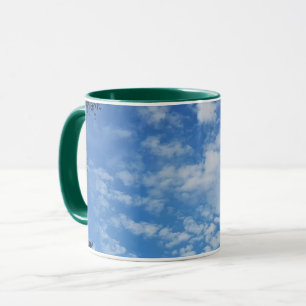 El blanco del cielo azul se nubla la taza de la