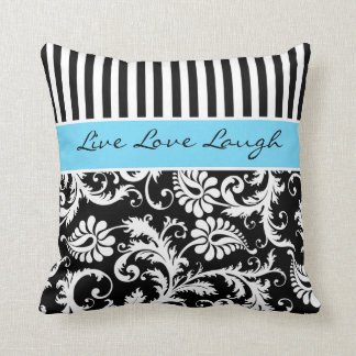 El blanco enorme del negro azul raya la almohada