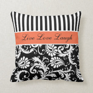 El blanco negro anaranjado enorme raya la almohada