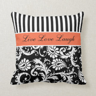 El blanco negro anaranjado enorme raya la almohada