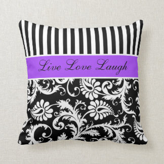 El blanco negro púrpura enorme raya la almohada