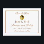 El Boda del beso Gustav Klimt | Reserva la fecha<br><div class="desc">Esta elegante tarjeta Save the Date forma parte de la completa suite boda de invitación, sello postal, guardar el sello de fecha postal, tarjetas de plaza, tarjetas de mesa, RSVP y más para la novia y Groom bajo el beso de Gustav Klimt en Temas Bodas. Este famoso cuadro de Art...</div>