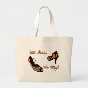 el bolso tiene zapatos