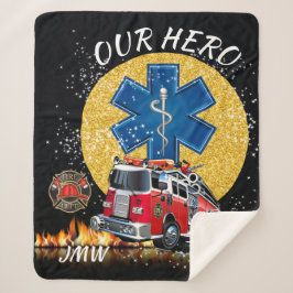 El bombero EMS envuelto en una manta Sherpa