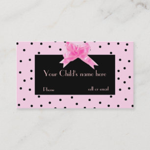 El bonito del chica en tarjeta de visita rosada
