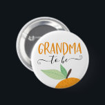 El botón Pequeño Naranja de Citrus Cutie para ser<br><div class="desc">¡Que todos sepan en la ducha de bebé quién es la abuela con este lindo pin! Vea toda la colección para ver más elementos coincidentes.</div>