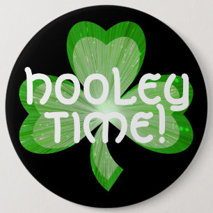 El botón Shamrock '¡Hora de Hooley!' negro