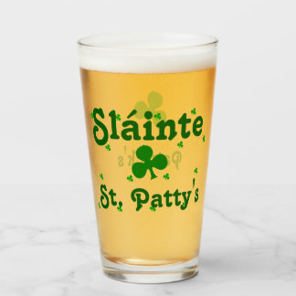 El brindis del día de San Patricio Cheer: Sláinte