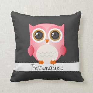 ¡El búho rosado en la almohada gris oscuro, la