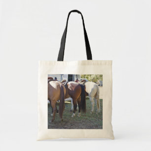 El caballo empalma la bolsa de asas