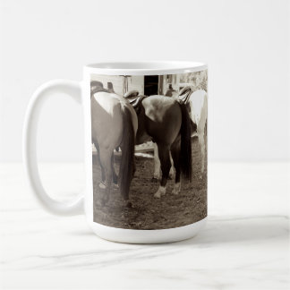 El caballo empalma la taza de café