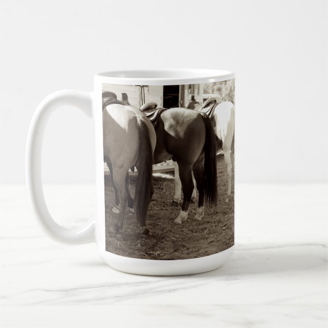 El caballo empalma la taza de café (Izquierda)