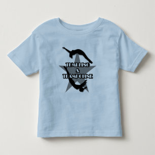 El caer y camisa del trampolín