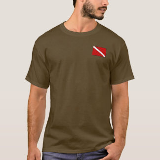 El café calienta una camiseta del buceador dos