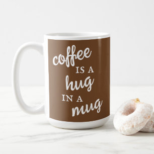 El café es un abrazo en una taza de café marrón y