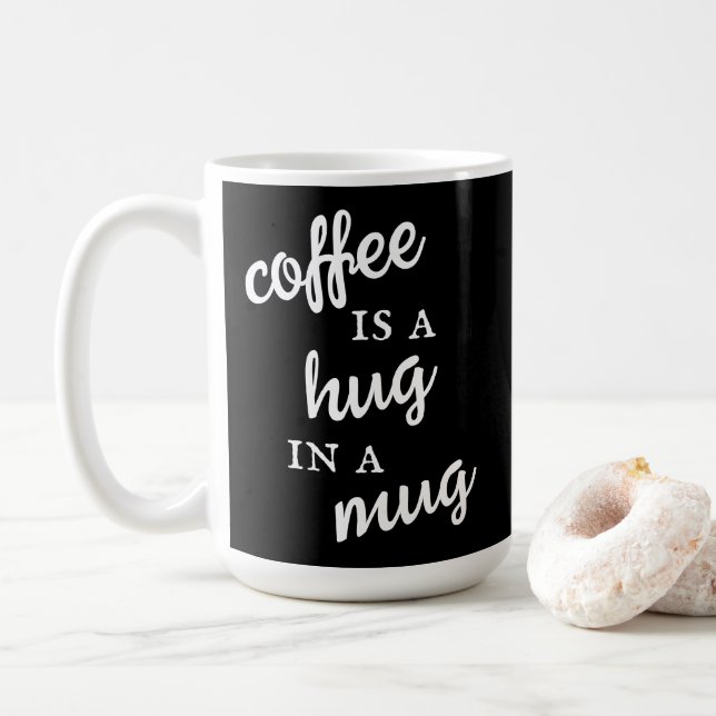 El café es un abrazo en una taza negra y blanca (Con donut)