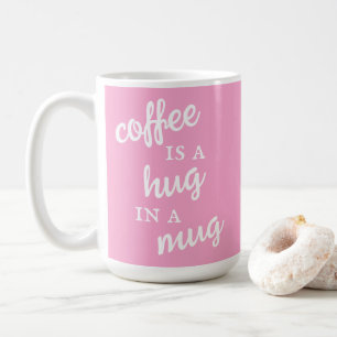 El café es un abrazo en una taza rosa de cerdo