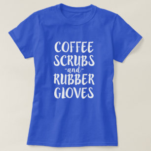 El café friega y las mujeres de goma de la camisa