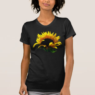 El camisetas oscuro de las mujeres de la salida