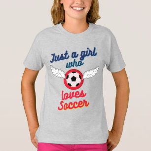 El chica al que le encanta la camiseta de fútbol