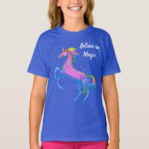 El chica cree en camiseta mágica del unicornio