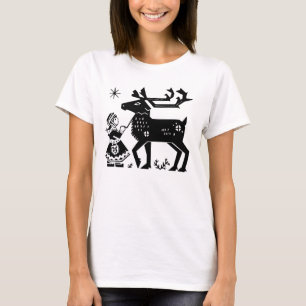 El chica de Laponia sostiene la camiseta de las