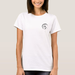 El chica en su doble de la camiseta del fabricante