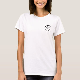 El chica en su doble de la camiseta del fabricante