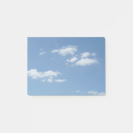 El cielo azul con blanco se nubla notas de post-it