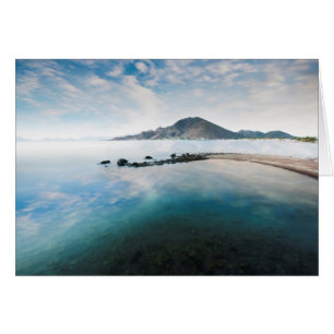 El cielo azul nublado se refleja en el lago